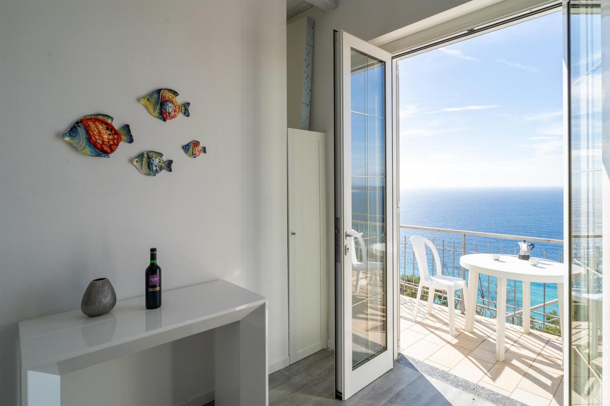 Апартаменты Casa Grimaldi - Terrace & Sea View Вентимилья Экстерьер фото