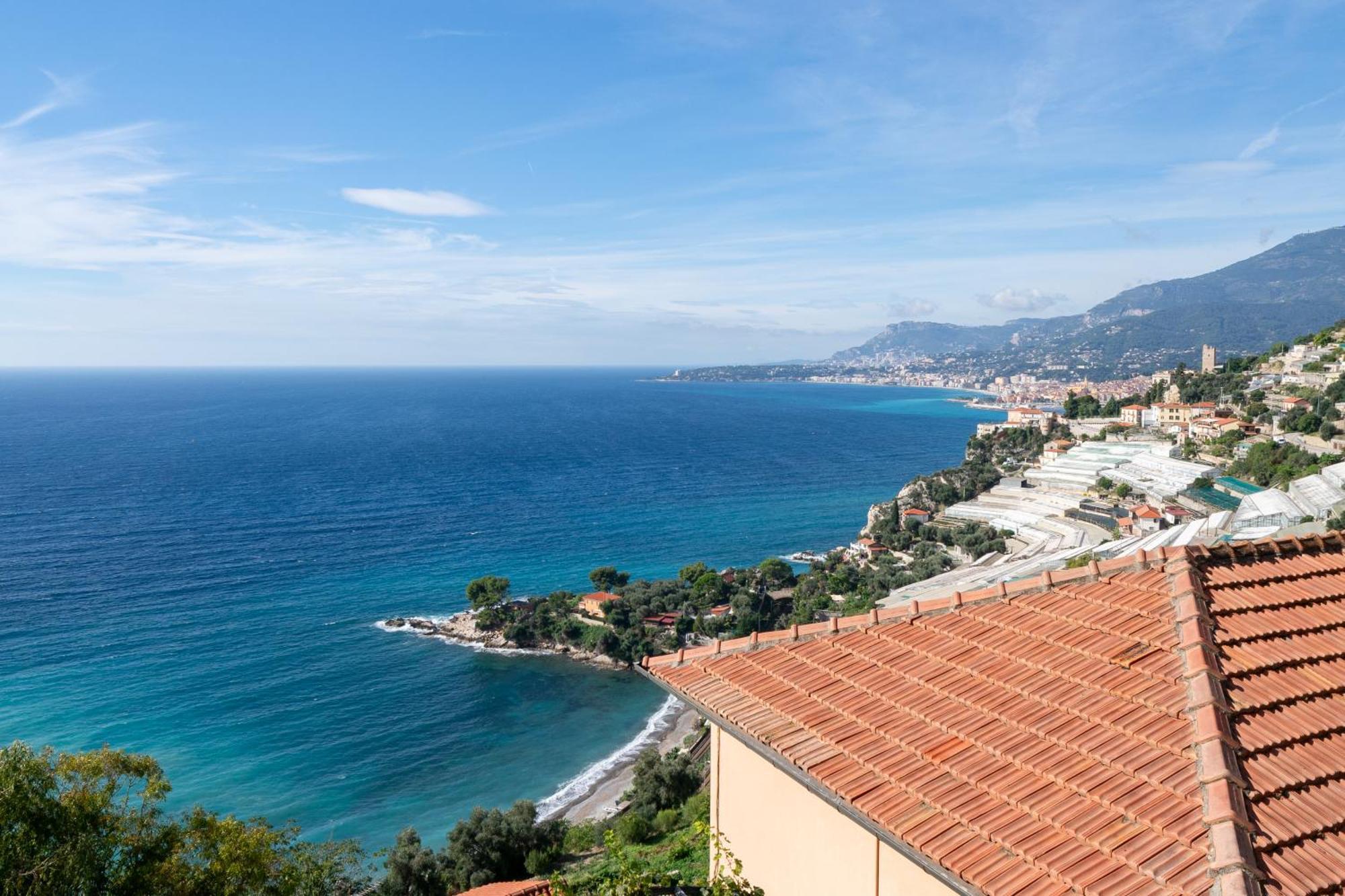 Апартаменты Casa Grimaldi - Terrace & Sea View Вентимилья Экстерьер фото