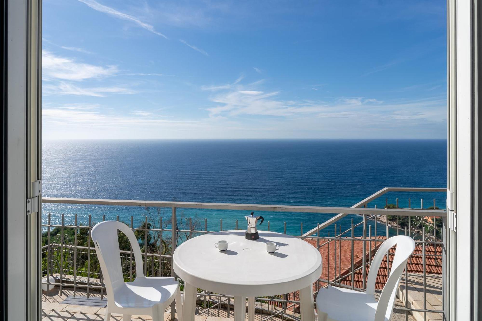 Апартаменты Casa Grimaldi - Terrace & Sea View Вентимилья Экстерьер фото